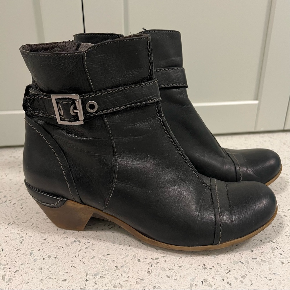 Virus Black Leather Ankle Booties